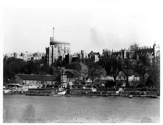 Vue du château de Windsor, à travers la Tamise
